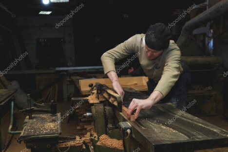 Macchinari e banchi da lavoro in laboratorio di falegnameria
