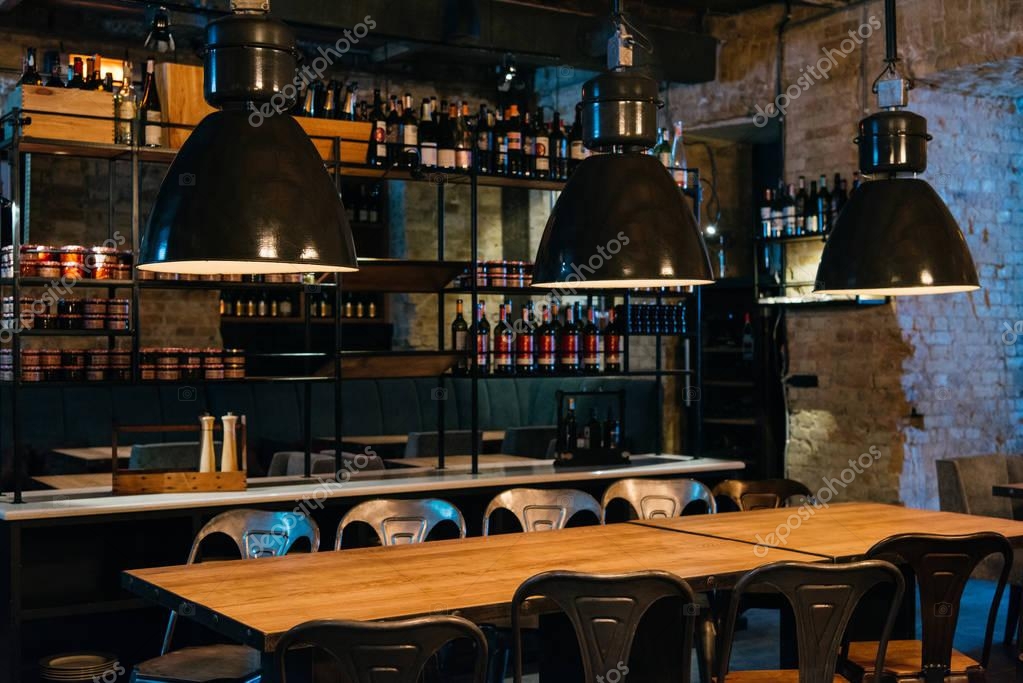 Bancone bar in legno con retrobanco attrezzato in stile contemporaneo