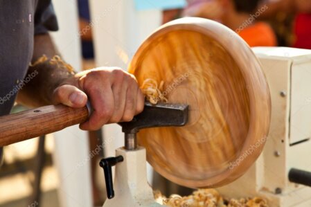 Falegname al banco che rifinisce un dettaglio in legno