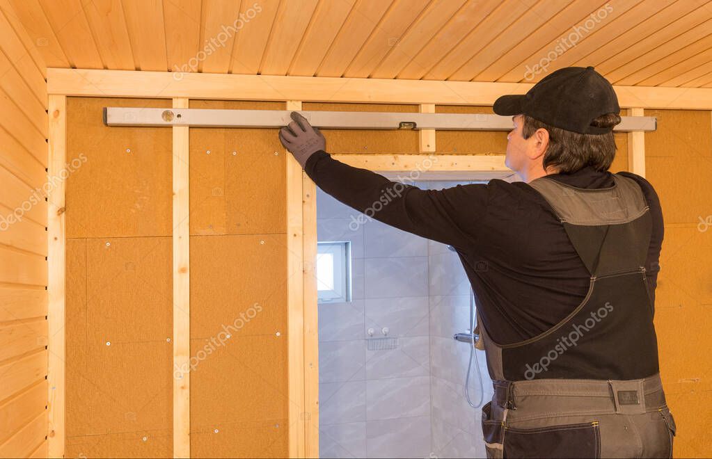 Applicazione finitura su pannello in legno