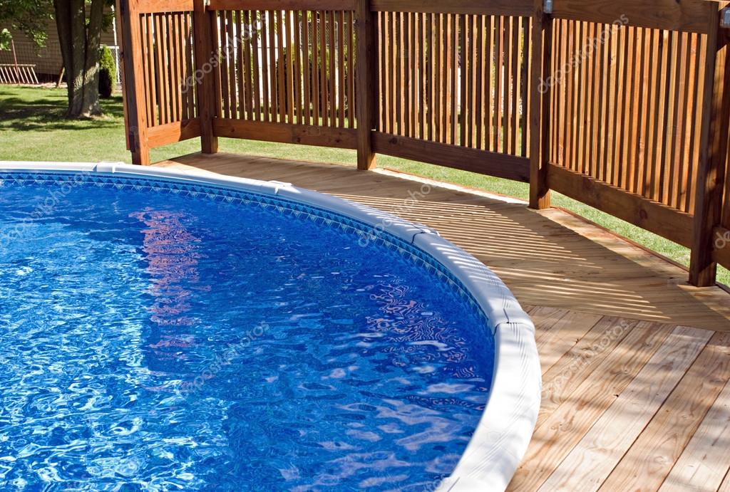 Piscina fuori terra con struttura in legno e pedana in decking