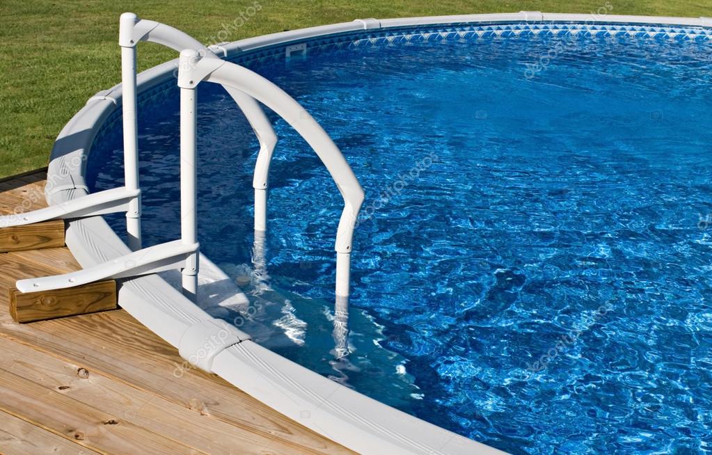 Piscina fuori terra con struttura e pedana in legno