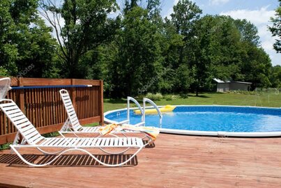 Piscina fuori terra con pedana e rivestimento in legno