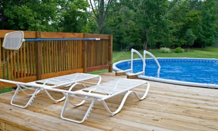 Piscina fuori terra con pedana e rivestimento in legno