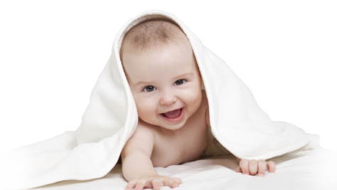 Bambino e cucciolo in casa vicino al purificatore